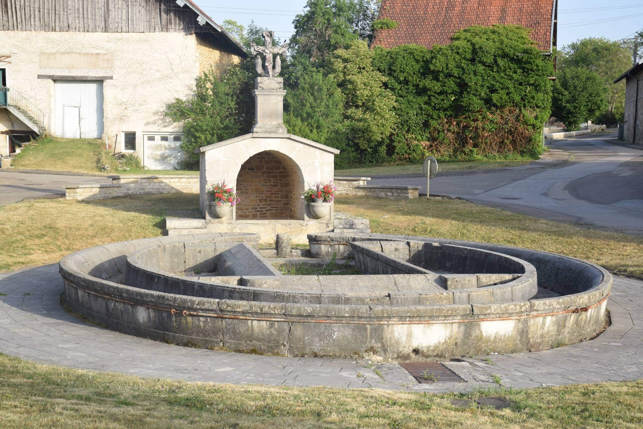 Fontaine et croix classée de Germéfontaine