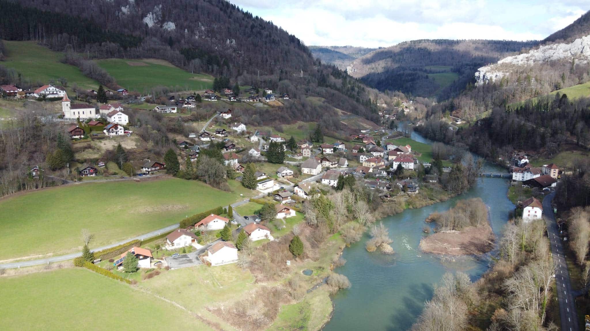 Vue sur Goumois et le Doubs franco-suisse