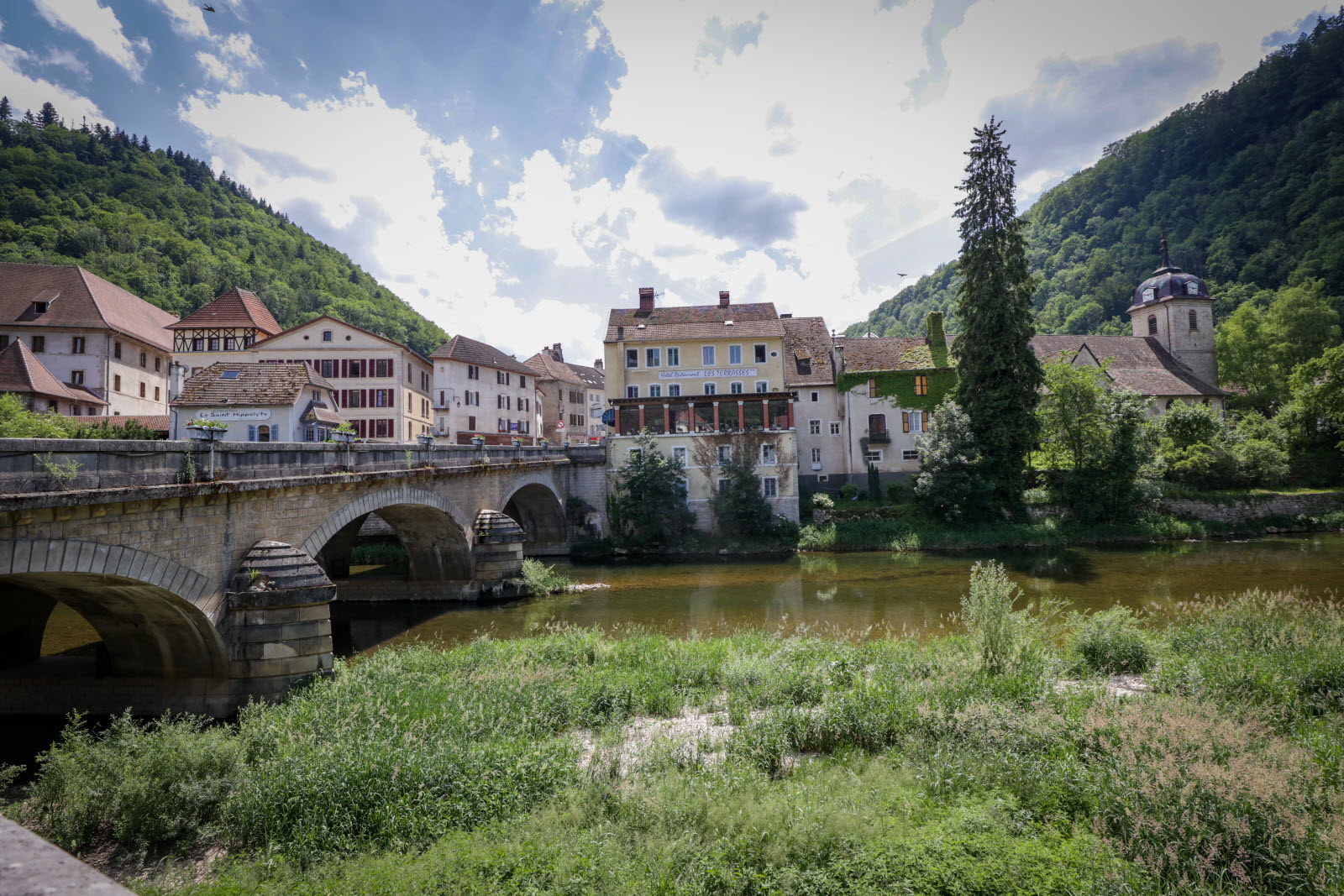 Vue sur la commune de Saint-Hippolyte bordée par le Doubs