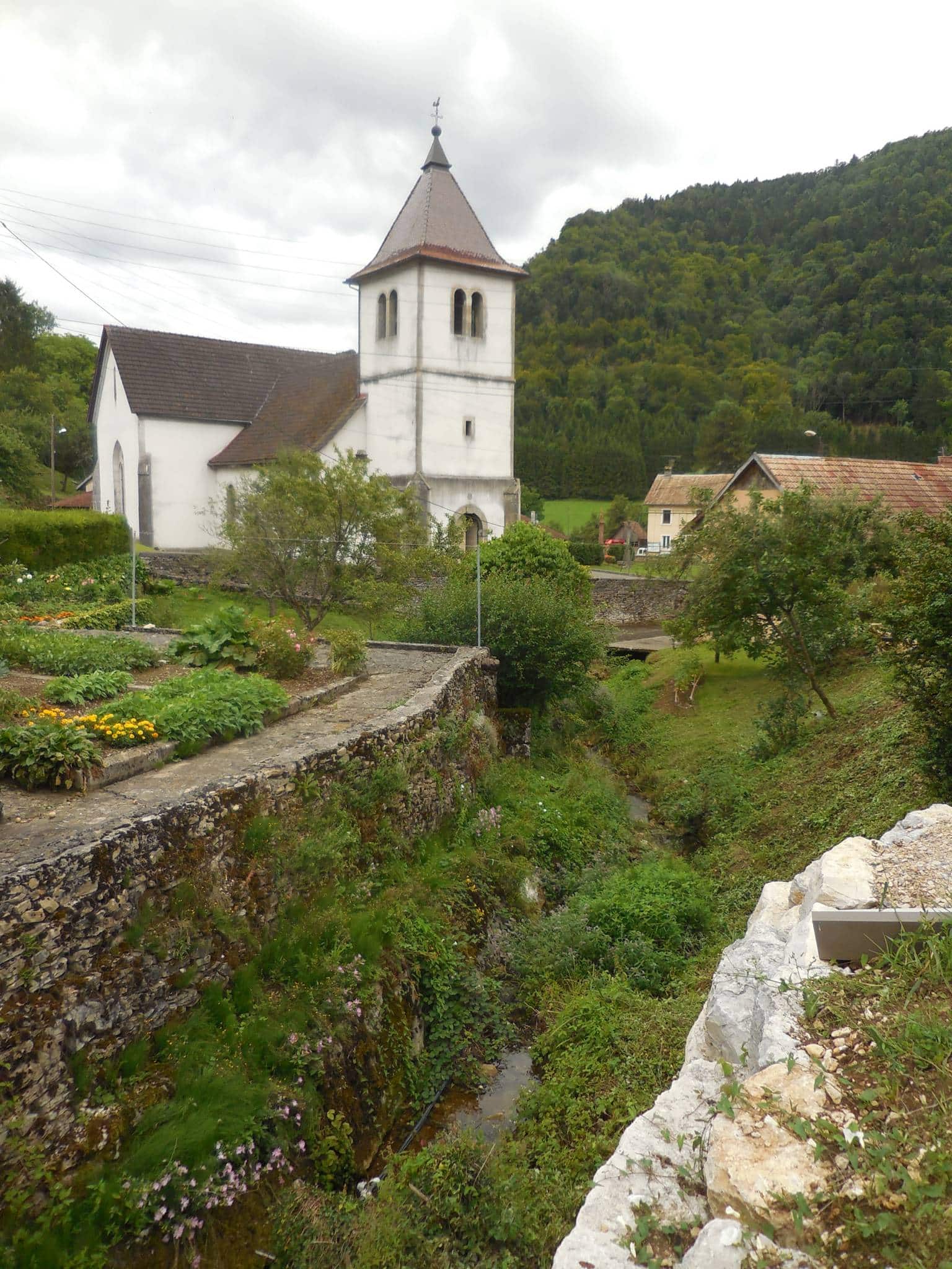 Eglise Saint-Valbert bordée par le ruisseau