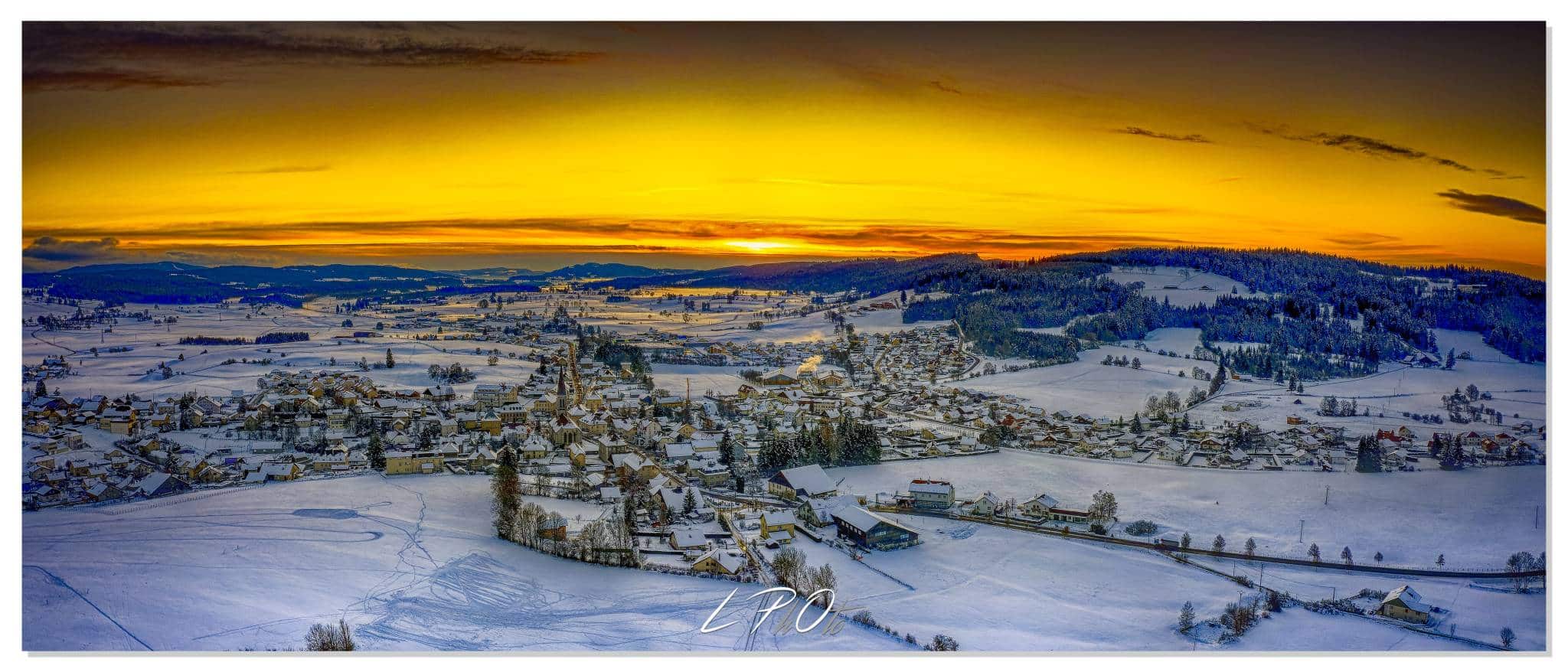 Coucher de soleil sur la commune enneigée