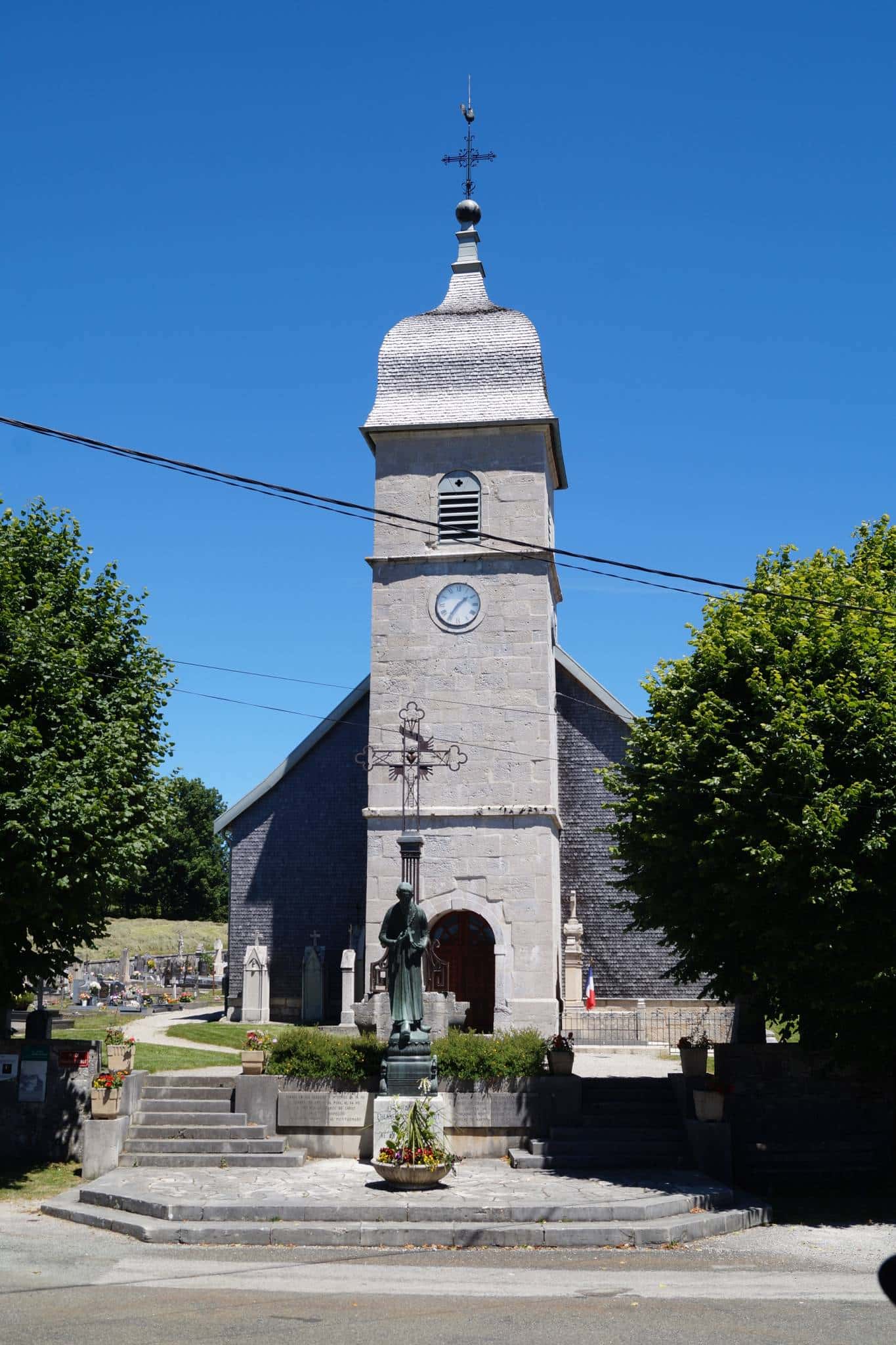 L'église du Bélieu et sa croix en fer forgé