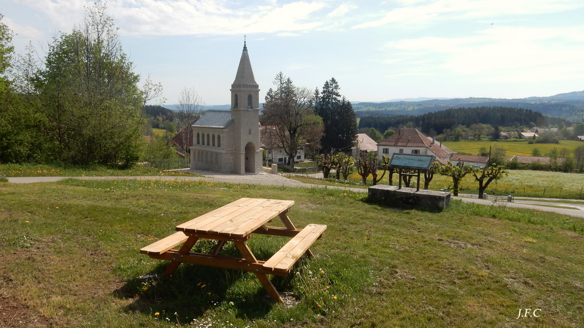 Vue sur la Chapelle Notre-Dame de Lourdes