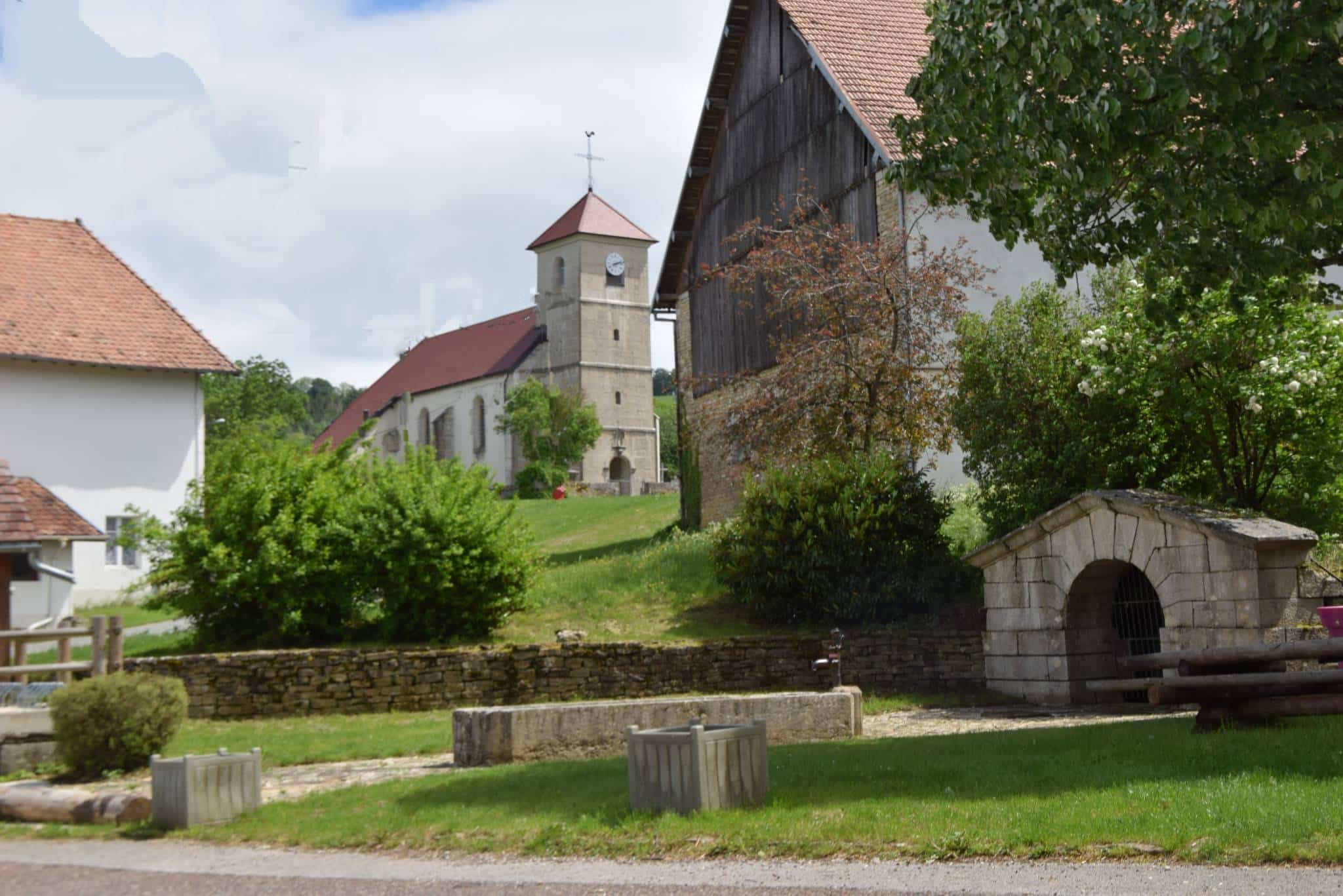 La fontaine et l'église de Péseux