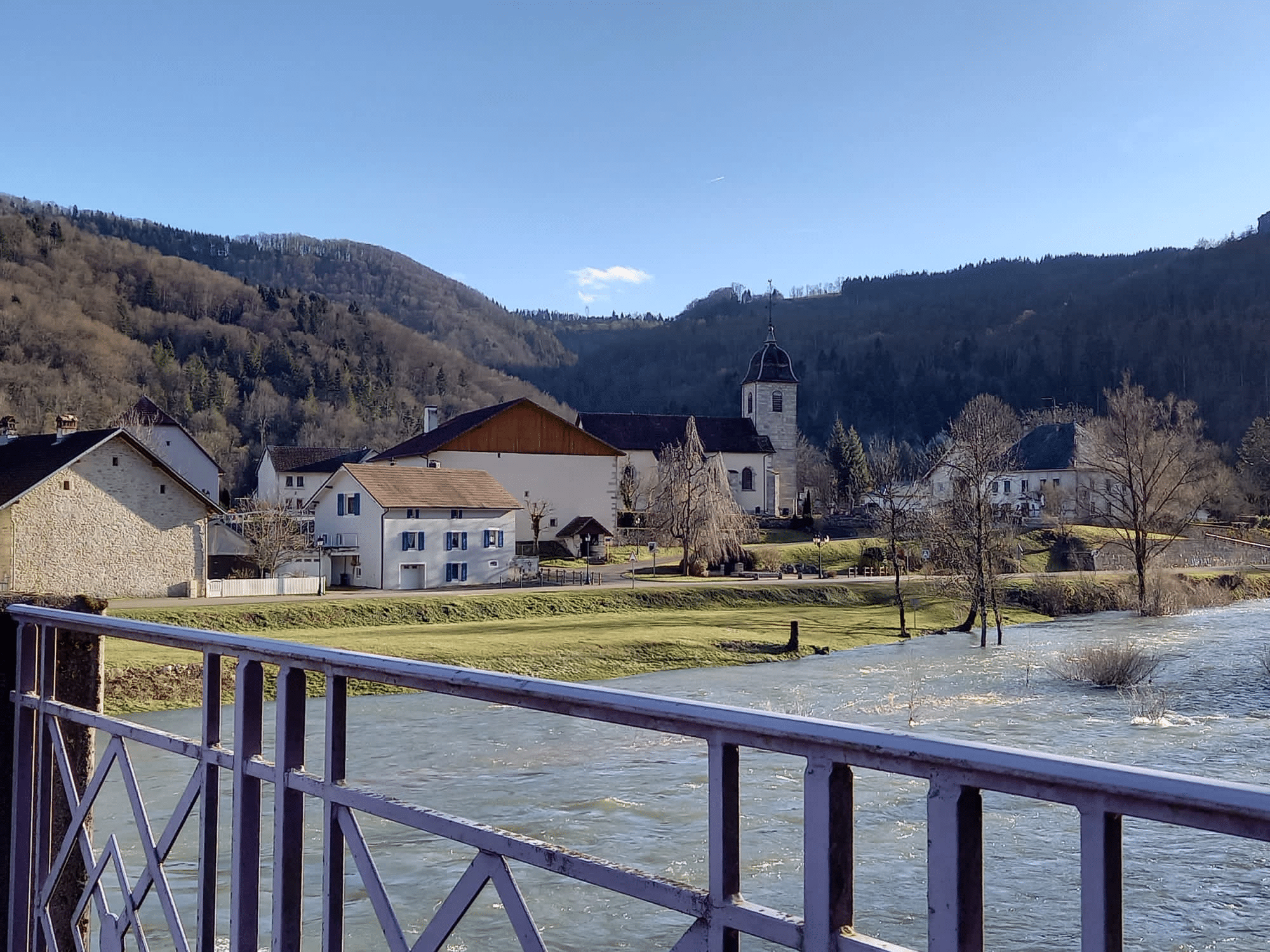 Vue sur la commune bordée par le Doubs